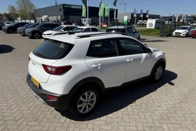 Kia Stonic (2024) thumbnail 5