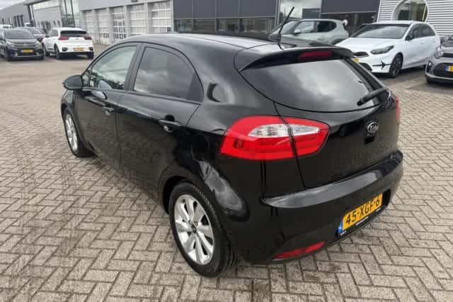Kia Rio (2012) thumbnail 5