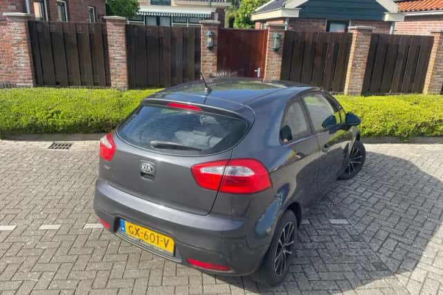 Kia Rio (2012) thumbnail 3