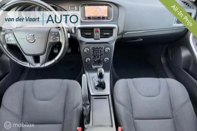 Volvo V40 (2023) thumbnail 2