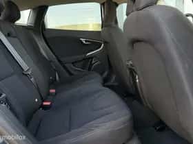 Volvo V40 (2023) thumbnail 11