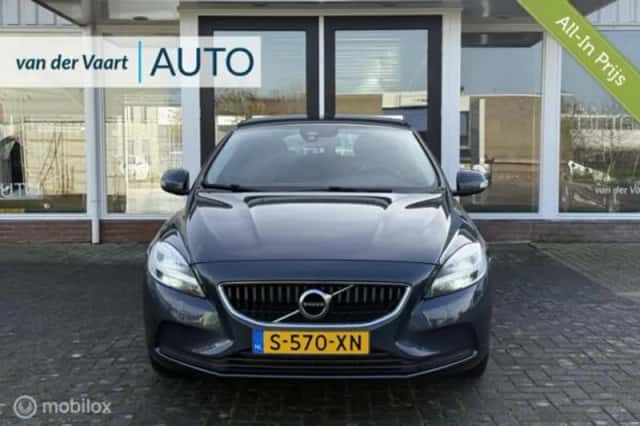 Volvo V40 (2023) thumbnail 3