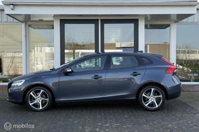 Volvo V40 (2023) thumbnail 4