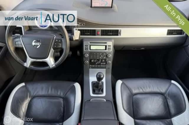 Volvo V70 (2011) thumbnail 2