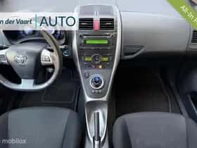Toyota Auris (2010) thumbnail 2