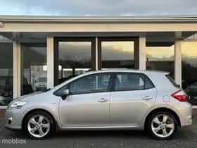 Toyota Auris (2010) thumbnail 4