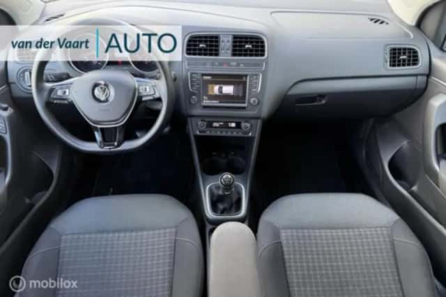 Volkswagen Polo (2016) thumbnail 2