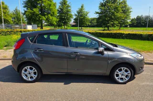 Ford Fiesta (2016) thumbnail 2