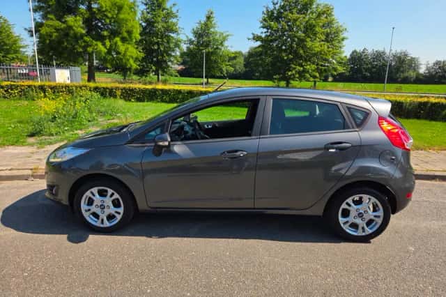 Ford Fiesta (2016) thumbnail 3