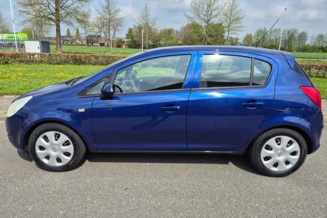 Opel Corsa (2010) thumbnail 3