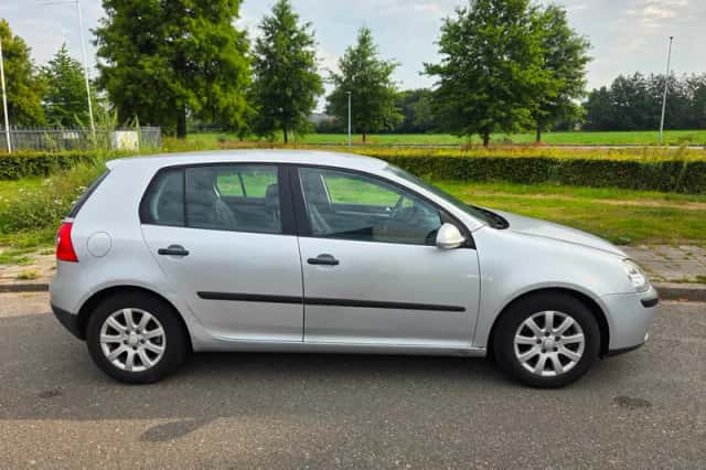 Volkswagen Golf (2004) thumbnail 2