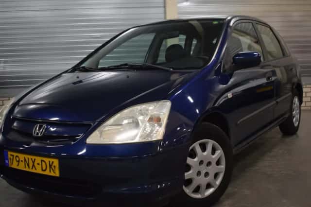 Honda Civic (2004) thumbnail 2