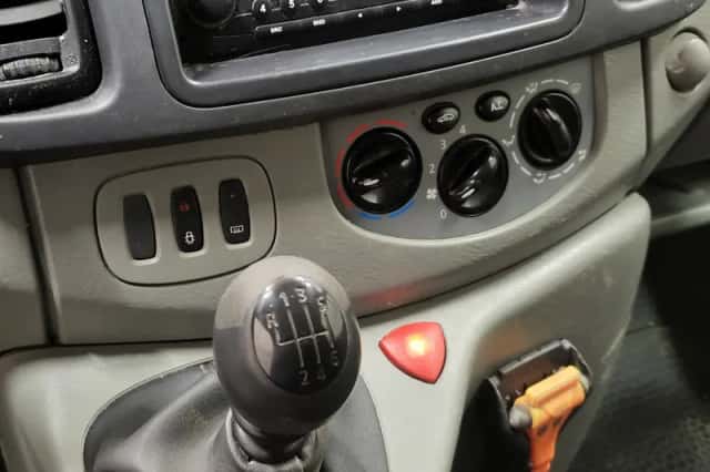 Opel Vivaro (2010) thumbnail 12