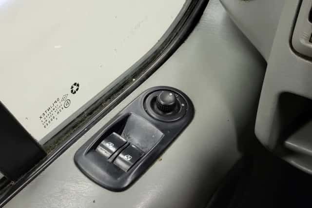 Opel Vivaro (2010) thumbnail 13