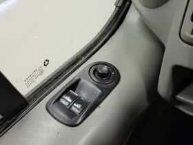 Opel Vivaro (2010) thumbnail 13