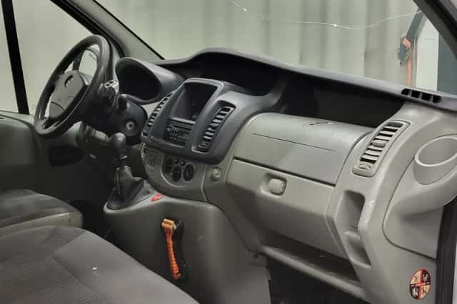 Opel Vivaro (2010) thumbnail 8