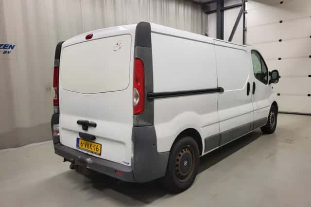 Opel Vivaro (2010) thumbnail 3