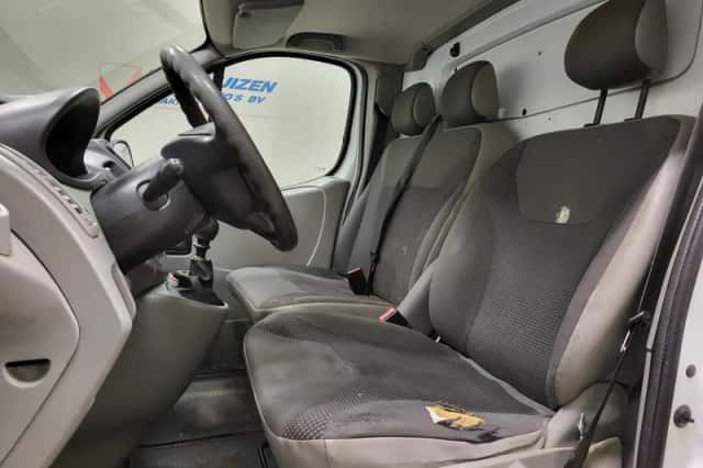 Opel Vivaro (2010) thumbnail 5