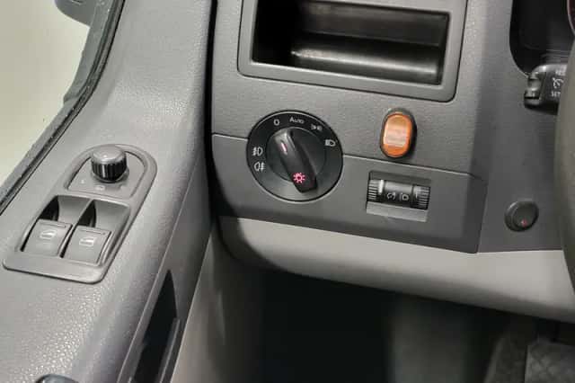 Volkswagen Transporter (2013) thumbnail 16