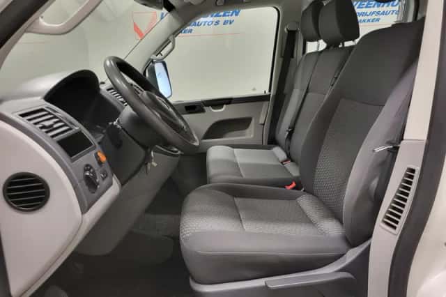 Volkswagen Transporter (2013) thumbnail 5