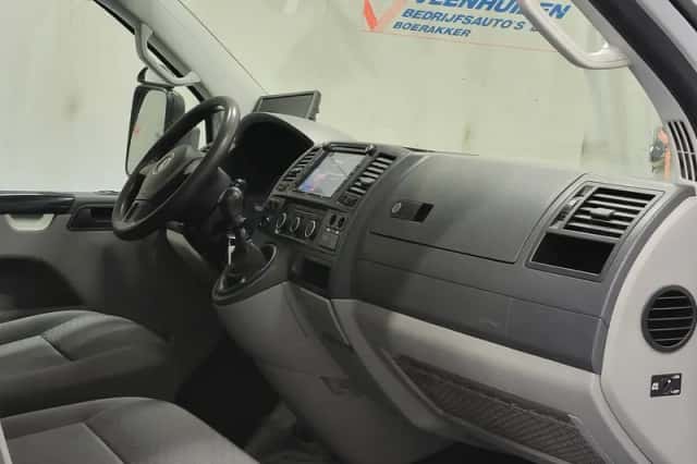 Volkswagen Transporter (2013) thumbnail 9