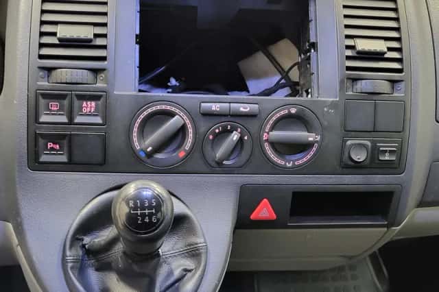 Volkswagen Transporter (2009) thumbnail 11