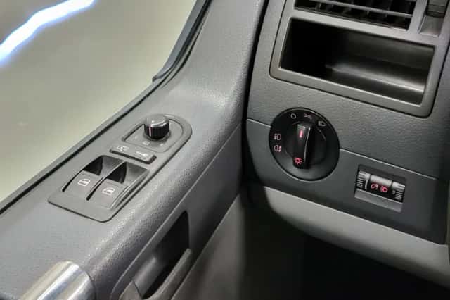 Volkswagen Transporter (2009) thumbnail 12