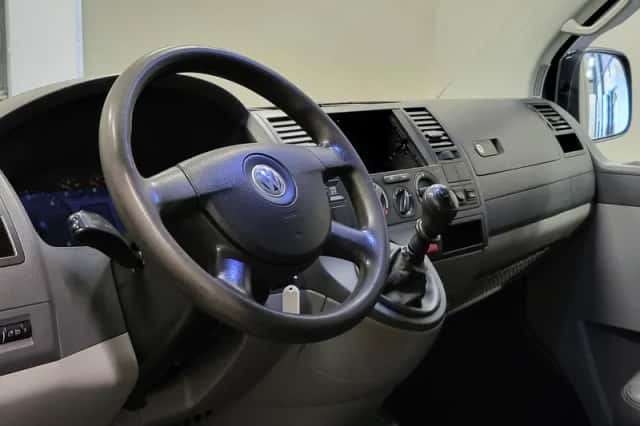 Volkswagen Transporter (2009) thumbnail 4