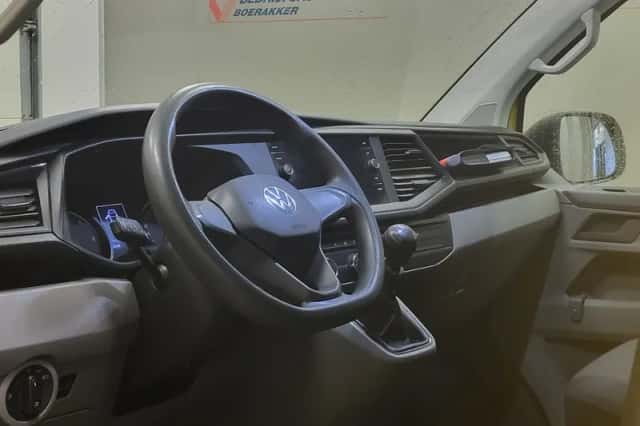 Volkswagen Transporter (2021) thumbnail 4