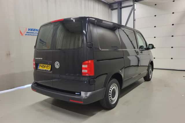 Volkswagen Transporter (2018) thumbnail 3