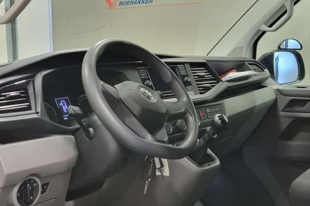 Volkswagen Transporter (2020) thumbnail 4
