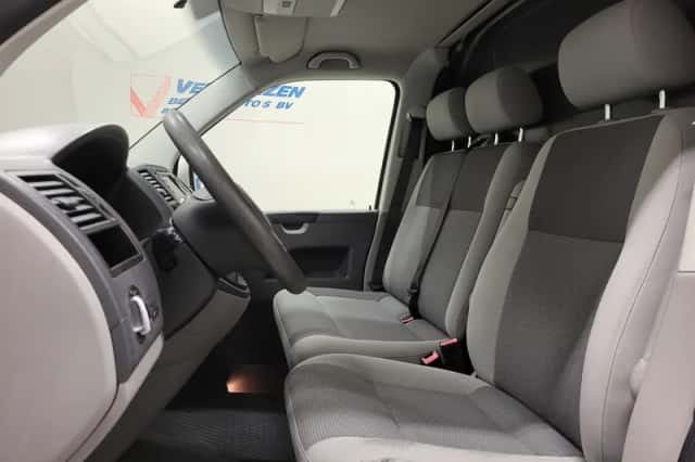 Volkswagen Transporter (2012) thumbnail 5