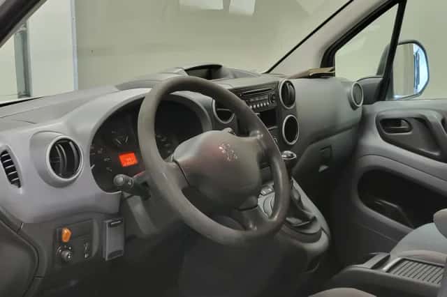 Peugeot Partner (2010) thumbnail 4