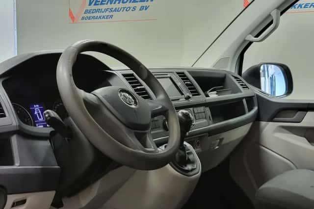 Volkswagen Transporter (2017) thumbnail 4