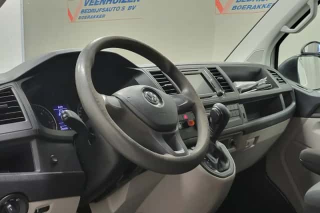 Volkswagen Transporter (2019) thumbnail 4