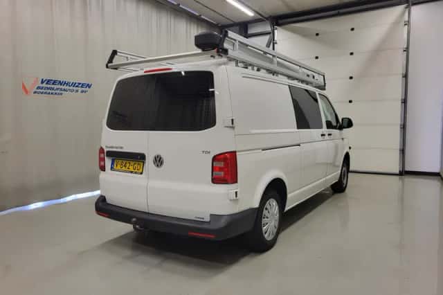 Volkswagen Transporter (2017) thumbnail 3