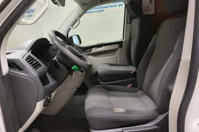 Volkswagen Transporter (2017) thumbnail 5