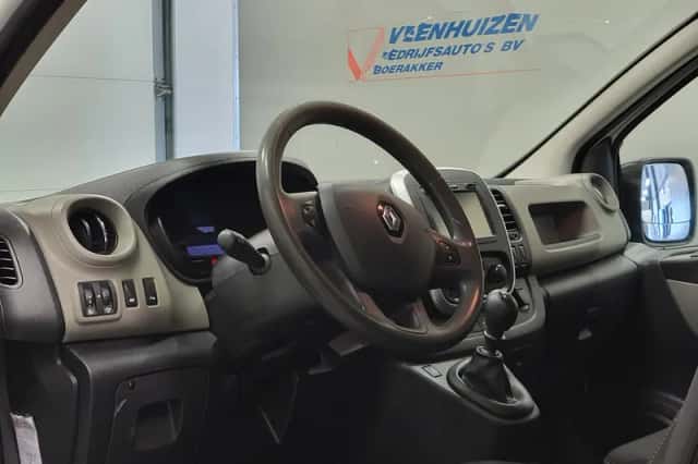 Renault Trafic (2014) thumbnail 4