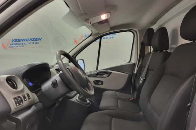 Renault Trafic (2014) thumbnail 5