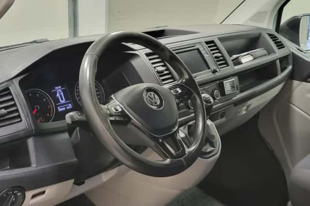 Volkswagen Transporter (2018) thumbnail 4