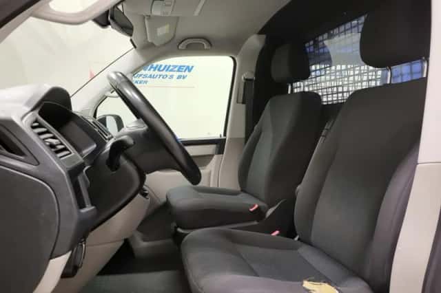 Volkswagen Transporter (2018) thumbnail 5