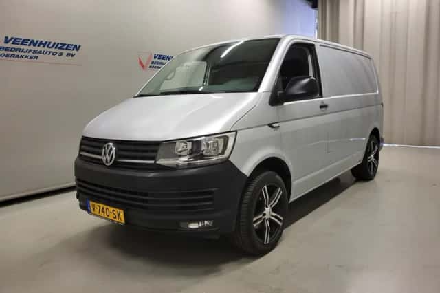 Volkswagen Transporter (2018) thumbnail 2
