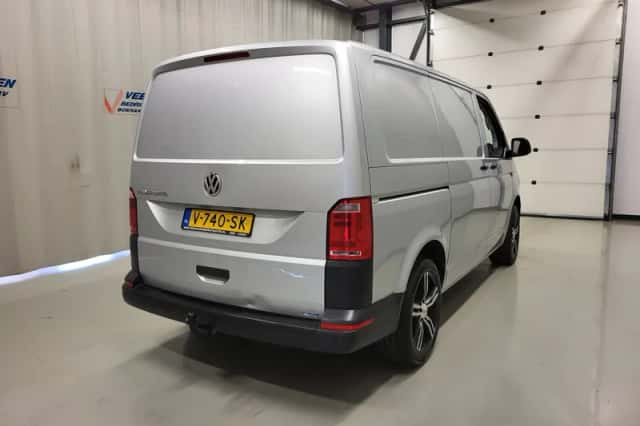 Volkswagen Transporter (2018) thumbnail 3