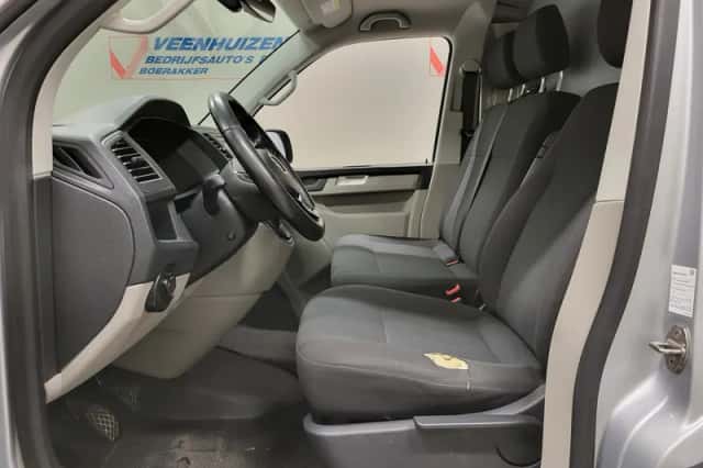 Volkswagen Transporter (2018) thumbnail 5