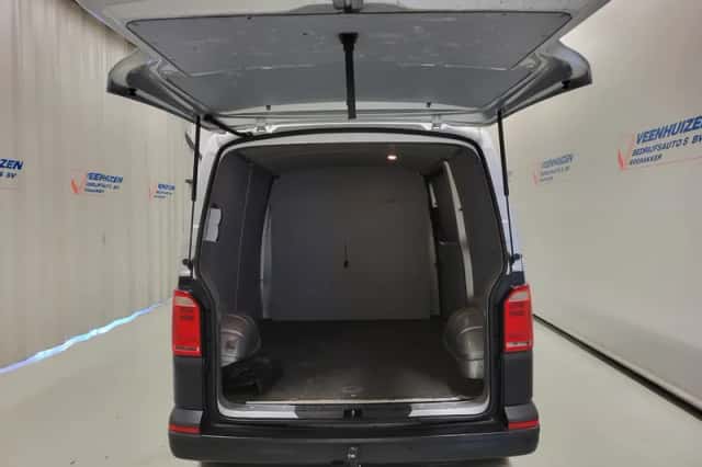 Volkswagen Transporter (2018) thumbnail 6