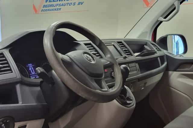 Volkswagen Transporter (2019) thumbnail 4
