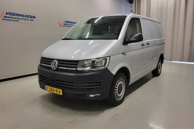 Volkswagen Transporter (2018) thumbnail 2