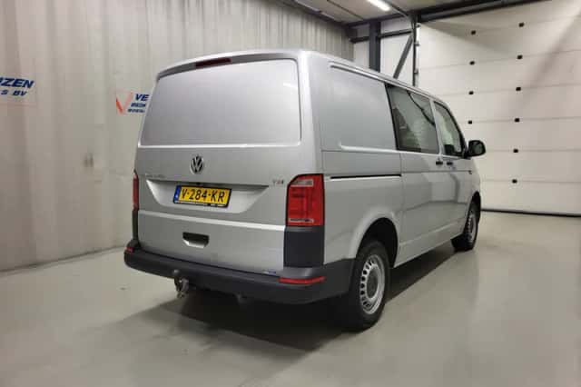 Volkswagen Transporter (2018) thumbnail 3