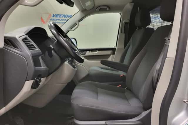 Volkswagen Transporter (2018) thumbnail 5