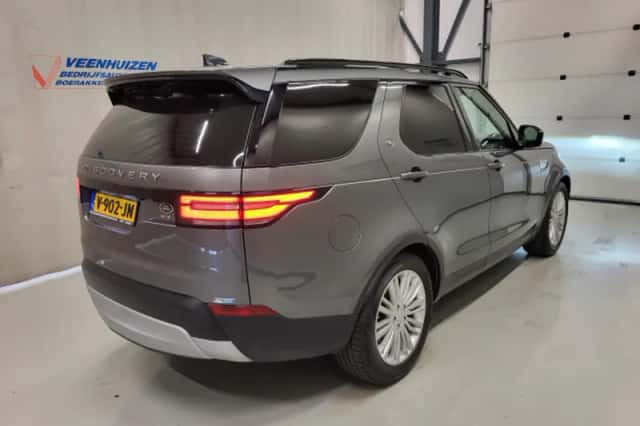 Land Rover Discovery (2017) thumbnail 3